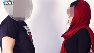 Arab milf hangos dugása nem hagyja aludni a szomszédot, így hívja őt is baszni