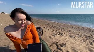 A kéjhölgy felajzott az interaktív játéktól és szopott a strandon