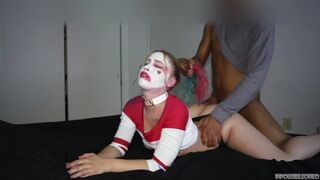 Harley quinn keményen orálozza a méretes rúdat és lovagol rajta beleélvezésig éjszakai változatban