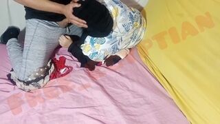 Vonzó arab milf-et megbassza a tini srác, és kétszer is telelövi a hijabban