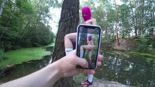 Világos Szőke tinédzser hancúr cosplay-ben, arcra élvezés balaklaván