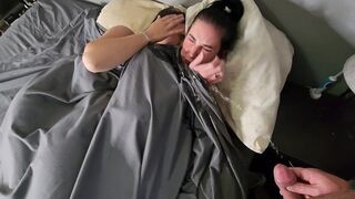 Kettő kicsike cicis fekete hajú lányra pisil az ágyban majd pisi áztatta bugyijukban csókolóznak