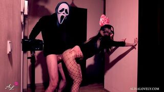 Maszkos őrült keményen megbassza a néger kishölgyet a tükör előtt - halloween szerepjáték fétis páros játék
