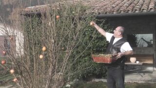 Izgató világos szőke fiatal amatőr popóba dugva és szájba lőve nagyméretű farasszal