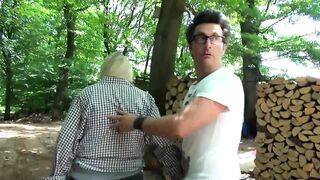 Világos Szőke kitetovált nagymuter orálozza a orbitális amatőr péniszt és szájba élvezik óvszerrel