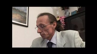 Vörös koros nő nagy hímvesszőt nyel le mélytorokkal amatőrben