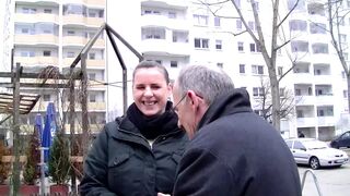 Amatőr gádzsi méretes mellekkel cumizza a hatalmas péniszt majd hátulról keményen megrakva