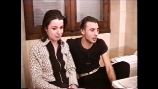 Valódi olasz swinger milf fekete hajjal cidázik a 4. részben