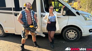 Jennifer Mendez vad kupakolása a furgonban a nagyméretű favágóval