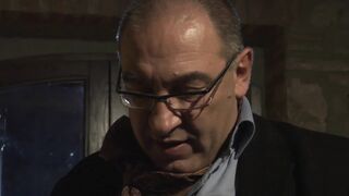 Világos Szőke fiatal cidázza a gigantikus kukacot és cumot nyel a szájába míg a néger hajú fiatal bige segg lyukba kapja ugyanazt a vintage farokot