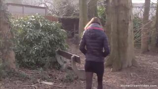 Aranyos csajszika orálozza a barátja farkát a parkban - Homegrown Video exkluzív amatőr videó