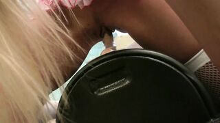 Barbi Sinclair világos szőke nej méretes műfallosszal lovagol otthon