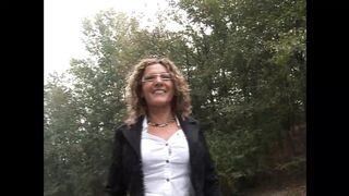 Kettő szőrös bulkeszos MILF lesbi élvezete Alessia Donatival